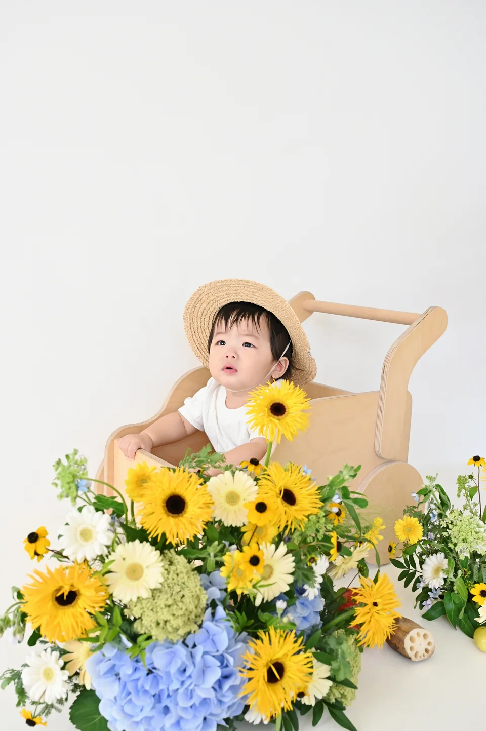 밀짚모자를 쓰고 꽃 옆 나무 자동차에 앉은 도하