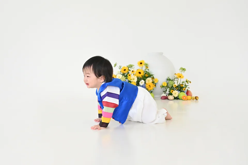 파란 한복을 입고 웃으며 기어가는 도하