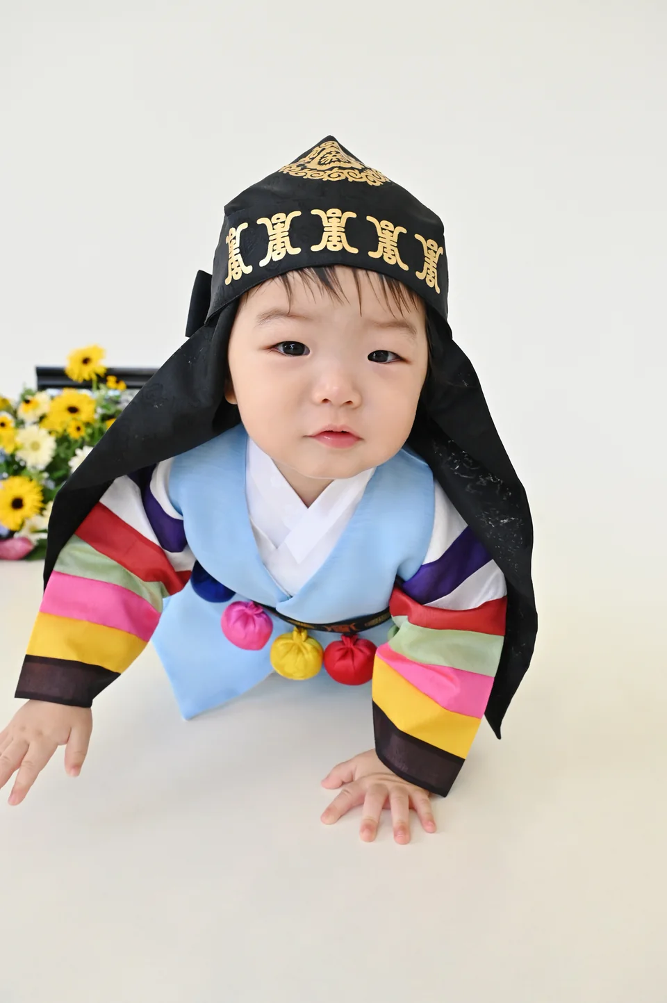 한복 차림으로 카메라를 향해 기어오는 도하의 얼굴