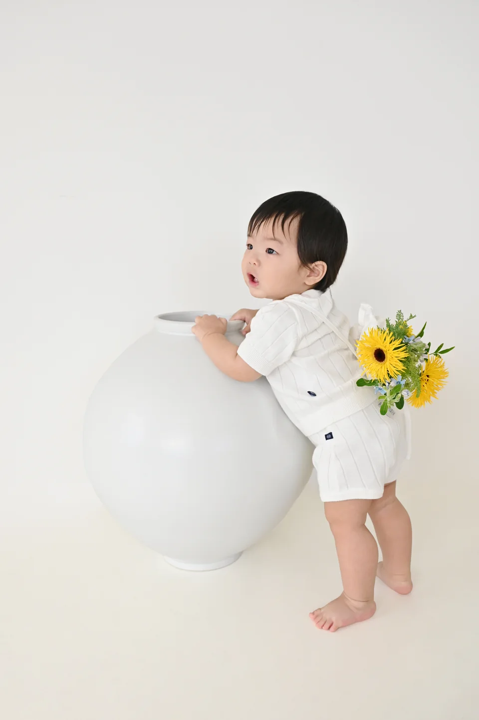 꽃을 뒤로 꽂고 흰 옷 차림으로 달항아리를 붙잡은 도하